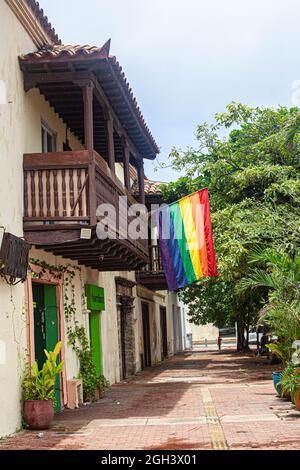 Bandiera LGBT appesa a un balcone coloniale, Cartagena de Indias, Colombia. Foto Stock