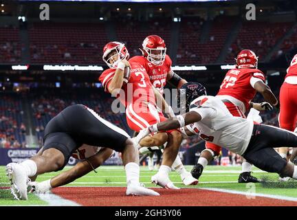 4 settembre 2021: Houston Cougars quarterback Clayton Tune (3) sfugge alla presa del Texas Tech Red Raiders linebacker Riko Jeffers (6) nella zona finale per evitare una sicurezza durante una partita di calcio NCAA tra Houston e Texas Tech il 4 settembre 2021 a Houston, Texas. (Credit Image: © Scott Coleman/ZUMA Press Wire) Foto Stock