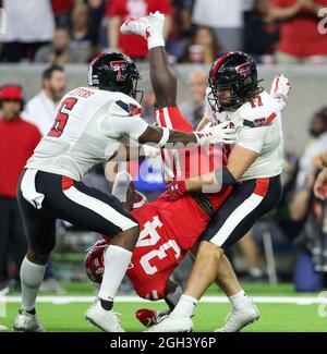 4 settembre 2021: Houston Cougars running back Mulbah Car (34) è sconvolto nel backfield da Texas Tech Red Raiders linebacker Colin Schooler (17) durante una partita di calcio NCAA tra Houston e Texas Tech il 4 settembre 2021 a Houston, Texas. (Credit Image: © Scott Coleman/ZUMA Press Wire) Foto Stock