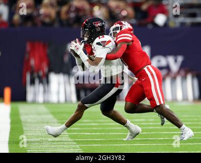 4 settembre 2021: Houston Cougars Cornerback Marcus Jones (8) spinge il ricevitore Erik Ezukanma (13) Texas Tech Red Raiders fuori dai limiti dopo un ricevimento durante una partita di calcio NCAA tra Houston e Texas Tech il 4 settembre 2021 a Houston, Texas. (Credit Image: © Scott Coleman/ZUMA Press Wire) Foto Stock