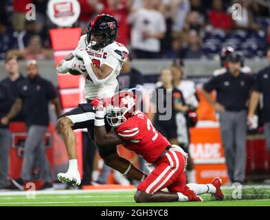 4 settembre 2021: Il ricevitore di Texas Tech Red Raiders Erik Ezukanma (13) porta la palla dopo un ricevimento durante una partita di calcio NCAA tra Houston e Texas Tech il 4 settembre 2021 a Houston, Texas. (Credit Image: © Scott Coleman/ZUMA Press Wire) Foto Stock