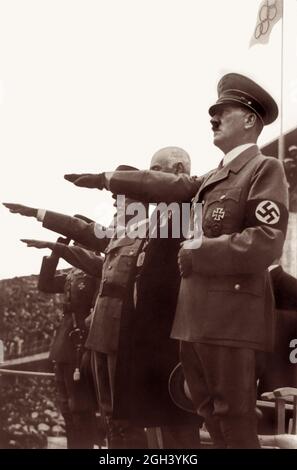 Adolf Hitler (1889-1945), leader del Partito nazista e Fuhrer della Germania, saluta ai Giochi Olimpici di Berlino del 1936. Foto Stock