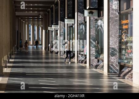 Sydney, Australia. Mercoledì, 4th settembre 2021. Circular Quay, Macquarie Street, guardando molto deserta come quotidiano Covid-19 casi continuano ad aumentare. Foto Stock