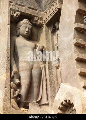 Statua del Buddha in piedi con Ananda sul portico della Grotta 9, Ajanta Caves, Maharashtra, India Foto Stock