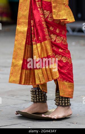 La ballerina di Kuchipudi si equilibrava sul bordo di una piastra di ottone a Preston, Regno Unito. 4 settembre 2021. Il festival indiano rinviato di Mela infine si svolge nel centro della città. Un'esibizione colorata e la celebrazione delle arti asiatiche, della cultura, della musica del patrimonio e della danza contemporanea nello spazio centrale del mercato della bandiera, guardato da centinaia di Prestoniani. Foto Stock