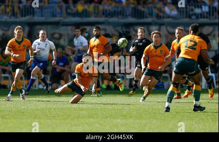 Perth, Australia. 5 settembre 2021; Optus Stadium, Perth, Australia: Bledisloe Cup International lrugby, Australia versus New Zealand; Noah Lolesio dei Wallabies passa la palla lunga Credit: Action Plus Sports Images/Alamy Live News Foto Stock