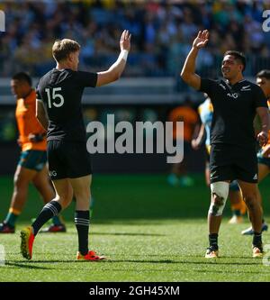 Perth, Australia. 5 settembre 2021; Optus Stadium, Perth, Australia: Bledisloe Cup International lrugby, Australia versus New Zealand; Jordie Barrett of the All Blacks celebra la sua prova con i compagni di squadra Credit: Action Plus Sports Images/Alamy Live News Foto Stock