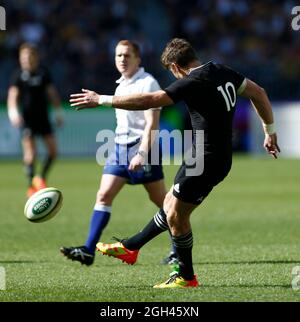 Perth, Australia. 5 settembre 2021; Optus Stadium, Perth, Australia: Bledisloe Cup International lrugby, Australia versus New Zealand; Beauden Barrett of the All Blacks calcia e segna i primi punti per The All Blacks Credit: Action Plus Sports Images/Alamy Live News Foto Stock