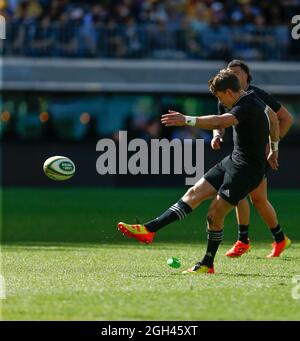 Perth, Australia. 5 settembre 2021; Optus Stadium, Perth, Australia: Bledisloe Cup International lrugby, Australia versus New Zealand; Beauden Barrett of the All Blacks segna di nuovo per la Nuova Zelanda Credit: Action Plus Sports Images/Alamy Live News Foto Stock