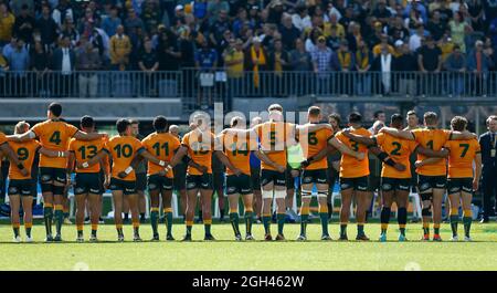 Perth, Australia. 5 settembre 2021; Optus Stadium, Perth, Australia: Bledisloe Cup International lrugby, Australia versus New Zealand; giocatori australiani si allineano per il National Anthem Credit: Action Plus Sports Images/Alamy Live News Foto Stock