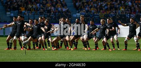 Perth, Australia. 5 settembre 2021; Optus Stadium, Perth, Australia: Bledisloe Cup International lrugby, Australia versus New Zealand; i giocatori neozelandesi eseguono l'Haka prima dell'inizio della partita Credit: Action Plus Sports Images/Alamy Live News Foto Stock