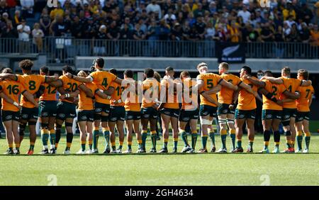 Perth, Australia. 5 settembre 2021; Optus Stadium, Perth, Australia: Bledisloe Cup International lrugby, Australia versus New Zealand; giocatori australiani si allineano per il National Anthem Credit: Action Plus Sports Images/Alamy Live News Foto Stock