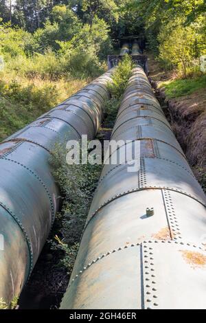 Tubi rivettati che trasportano acqua alla centrale elettrica Bonnington Hydro a New Lanark, Lanarkshire, Scozia, Regno Unito Foto Stock