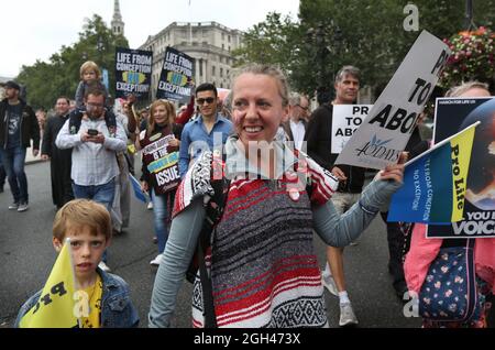 Londra, Regno Unito. 4 settembre 2021. I manifestanti giovani e vecchi si uniscono quando migliaia di sostenitori della vita si riuniscono per la marcia annuale per LIFE UK. Essi chiedono la fine dell'aborto perché credono che la vita inizi al concepimento. La marcia segue un divieto di aborto per la maggior parte delle donne in Texas, Stati Uniti all'inizio di settembre. (Foto di Martin Pope/SOPA Images/Sipa USA) Credit: Sipa USA/Alamy Live News Foto Stock