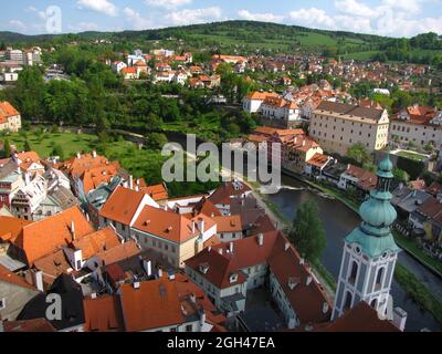 Paesaggio urbano paesaggio urbano paesaggio urbano di bella Cesky Krumlov in tetti di colore arancione e verde in giorno di sole Foto Stock