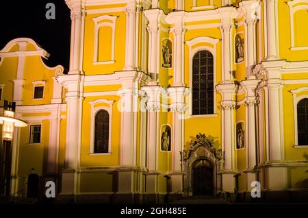 Vista notturna della Basilica barocca mariatrista di Graz, uno dei luoghi di pellegrinaggio più famosi della Stiria, in Austria Foto Stock