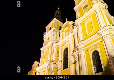 Vista notturna della Basilica barocca mariatrista di Graz, uno dei luoghi di pellegrinaggio più famosi della Stiria, in Austria Foto Stock