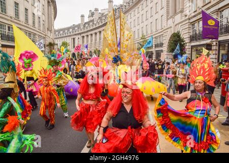 Londra, Regno Unito. 4 settembre 2021. I manifestanti in costumi colorati si esibiscono durante la manifestazione a Regent Street.Extinction i manifestanti della ribellione hanno organizzato la marcia per la natura l'ultimo giorno della loro campagna di due settimane impossibile della ribellione, chiedendo al governo britannico di agire in modo significativo sul clima e la crisi ecologica. (Foto di Vuk Valcic/SOPA Images/Sipa USA) Credit: Sipa USA/Alamy Live News Foto Stock