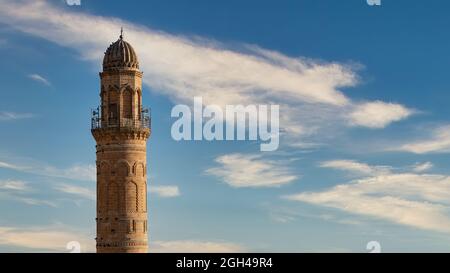 Mardin, Turchia - Gennaio 2020: Minareto di Ulu Cami, conosciuto anche come Grande moschea di Mardin adatto per lo spazio di copia Foto Stock