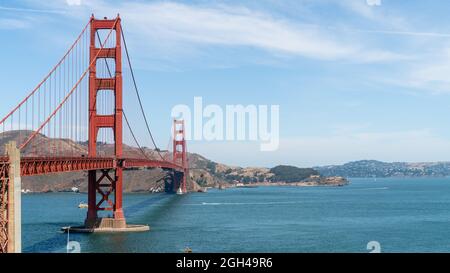 San Francisco, USA - Agosto 2019: Golden Gate Bridge in una giornata estiva soleggiata. Golden Gate Bridge che si estende sulla Baia di San Francisco Foto Stock