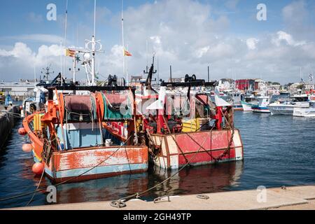 Le Guilvinec (Francia), 07 agosto 2021. Pescherecci da traino nel porto. Foto Stock