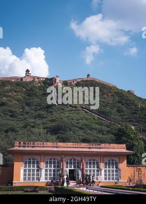 Jaipur, Rajasthan, India - 27 settembre 2020: Una torre di guardia sul muro che circonda Amer Fort Jaipur, India. Foto Stock
