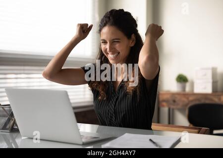 Felice eccitato donna d'affari millennial in casual eccitato con buone notizie Foto Stock