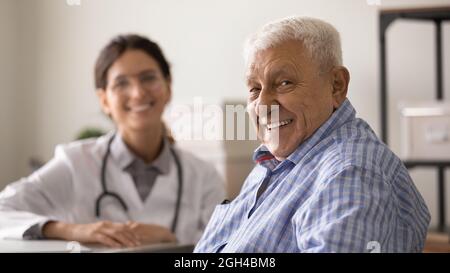Felice uomo anziano ottimista che guarda la macchina fotografica con un sorriso toothy Foto Stock