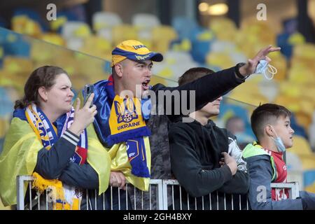 Non esclusiva: KIEV, UCRAINA - 4 AGOSTO 2021 - i fan sono visti sugli stand della NSC Olimpiyskiy prima della FIFA World Cup Qatar 2022 Qualification Foto Stock