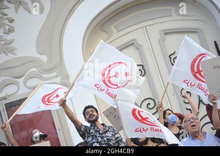 Non esclusiva: TUNISIA CITY, TUNISIA - 4 SETTEMBRE: Un uomo detiene una bandiera mentre prendono parte a una manifestazione contro la visita del deleg americano Foto Stock