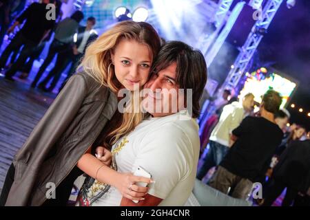 Odessa, Ucraina 7 settembre 2013: Discoteca Ibiza. La gente sorride e posa sulla camma durante il concerto in un night club party. L'uomo e la donna si divertono a cl Foto Stock