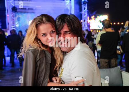 Odessa, Ucraina 7 settembre 2013: Discoteca Ibiza. La gente sorride e posa sulla camma durante il concerto in un night club party. L'uomo e la donna si divertono a cl Foto Stock