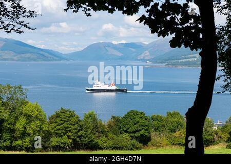 Isola di Bute - MV Argyle Calmac traghetto che si avvicina Rothesay come visto da Bogany Wood anche noto come Skippers Woods, Rothesay, Isola di Bute, Scozia, Regno Unito Foto Stock