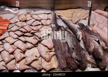 Pesce in mostra in una bancarella del mercato in Irlanda Foto Stock