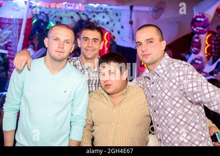 Odessa, Ucraina 7 settembre 2013: Discoteca Ibiza. La gente sorride e posa sulla camma durante il concerto in un night club party. L'uomo e la donna si divertono a cl Foto Stock