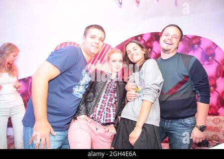 Odessa, Ucraina 7 settembre 2013: Discoteca Ibiza. La gente sorride e posa sulla camma durante il concerto in un night club party. L'uomo e la donna si divertono a cl Foto Stock