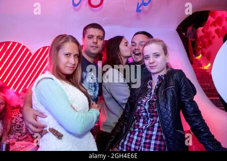 Odessa, Ucraina 7 settembre 2013: Discoteca Ibiza. La gente sorride e posa sulla camma durante il concerto in un night club party. L'uomo e la donna si divertono a cl Foto Stock