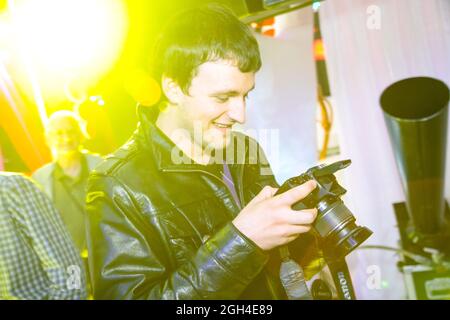 Odessa, Ucraina 7 settembre 2013: Discoteca Ibiza. La gente sorride e posa sulla camma durante il concerto in un night club party. L'uomo e la donna si divertono a cl Foto Stock