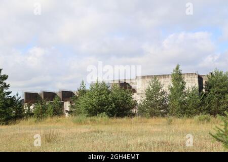 Zarnowiec, Polonia. 10 luglio 2021. Le rovine dell'unica centrale nucleare polacca. Il progetto, iniziato in epoca comunista, è stato abbandonato dopo il disastro di Chernobyl a causa delle proteste. Il previsto ingresso della Polonia nell'energia nucleare a metà degli anni '30 preoccupa la Germania. Credit: Doris Heimann/dpa/Alamy Live News Foto Stock