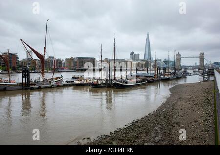 Vista della Londra dal Thames Path a St Katherine Way Wapping England UK Foto Stock