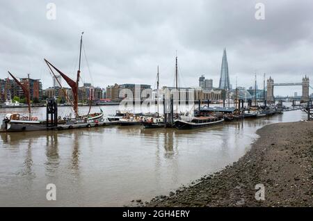 Vista della Londra dal Thames Path a St Katherine Way Wapping England UK Foto Stock