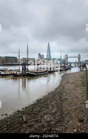 Vista della Londra dal Thames Path a St Katherine Way Wapping England UK Foto Stock