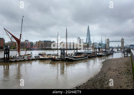 Vista della Londra dal Thames Path a St Katherine Way Wapping England UK Foto Stock