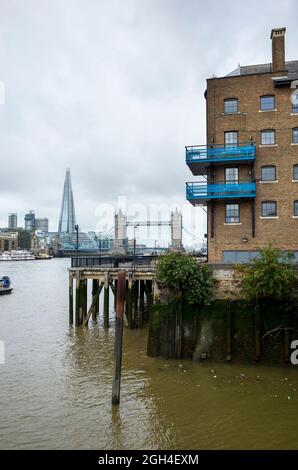 Vista della Londra dal Thames Path a St Katherine Way Wapping England UK Foto Stock