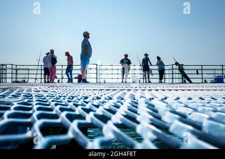 Persone che pescano sul molo a Deal in Kent Inghilterra UK Foto Stock