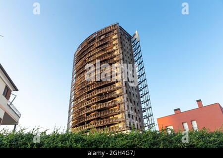 Milano, Italia - 5 settembre 2021: vista sulla strada del grattacielo bruciato Torre dei Moro a Milano, dopo l'incendio del 29 agosto 2021. Foto Stock
