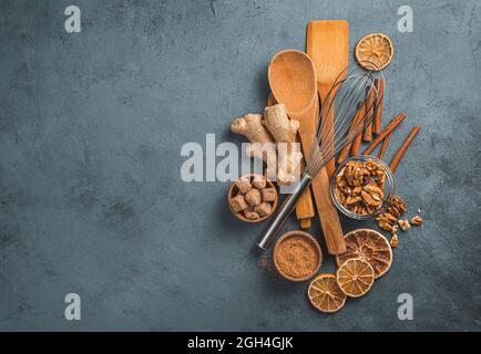 Utensili da cucina e ingredienti su sfondo grigio-blu. Foto Stock