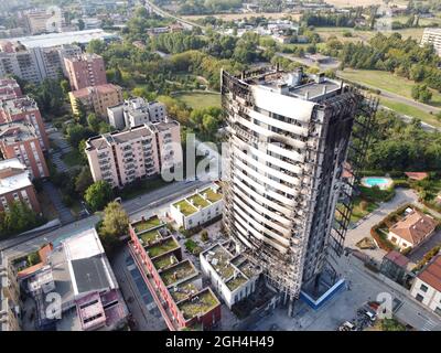 Milano, Italia - 5 settembre 2021: vista sulla strada del grattacielo bruciato Torre dei Moro a Milano, dopo l'incendio del 29 agosto 2021. Foto Stock