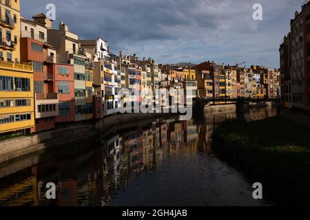 Case colorate lungo il fiume Onyar, Girona, Catalogna, Spagna settentrionale. Foto Stock