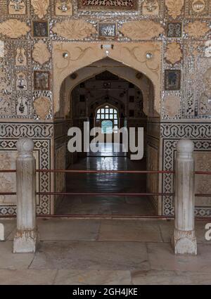 Primo piano di Diwan-e-Khas, Sala di pubblico privato chiamato anche Sheesh Mahal, Sala degli specchi al terzo cortile in Amber Fort, Rajasthan. Foto Stock